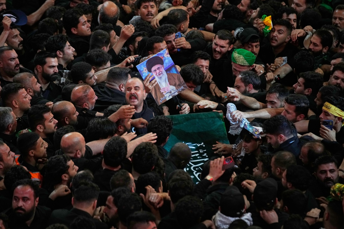 El féretro del difunto líder supremo iraní, el ayatolá Ali Khamenei, es llevado en andas entre una multitud. | Foto: AP