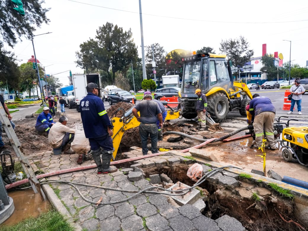 Fuga de agua registrada en el cruce de las avenidas José Loreto Fabela y 510, en la colonia San Juan de Aragón. | Especial
