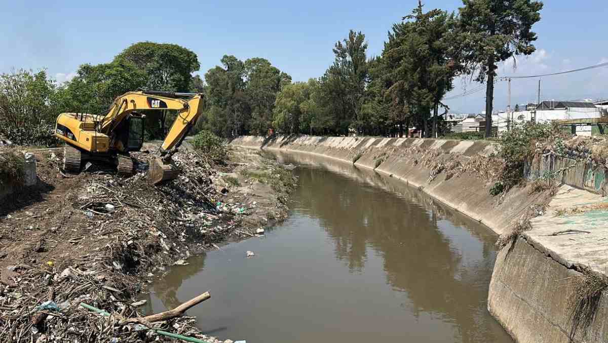 El gobierno de Ecatepec advirtió riesgo de desbordamiento del Canal de Cartagena por lluvias y acumulación de basura. | Foto: Especial