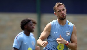 Jordan Henderson, jugador de Inglaterra, fue operdado con éxito tras sufrir una fractura de muñeca en los festejos de la victoria ante México.
