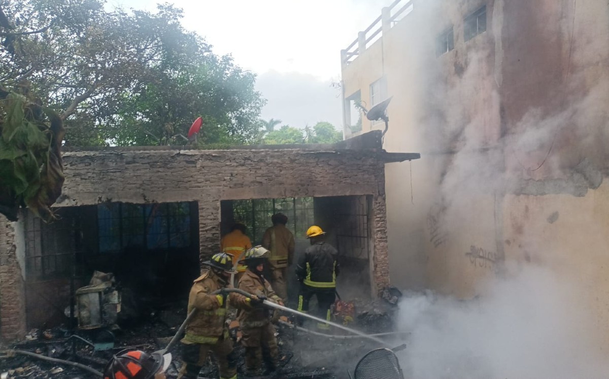 Incendio consume vivienda en colonia obrera, Ciudad Madero