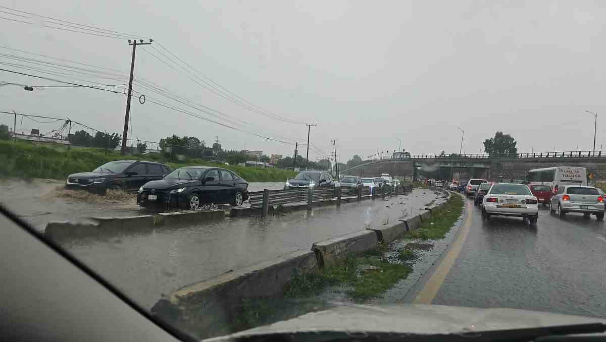La intensa lluvia complicó la circulación sobre la Toluca-Tenango, donde se registraron severas afectaciones viales. | Foto: Especial