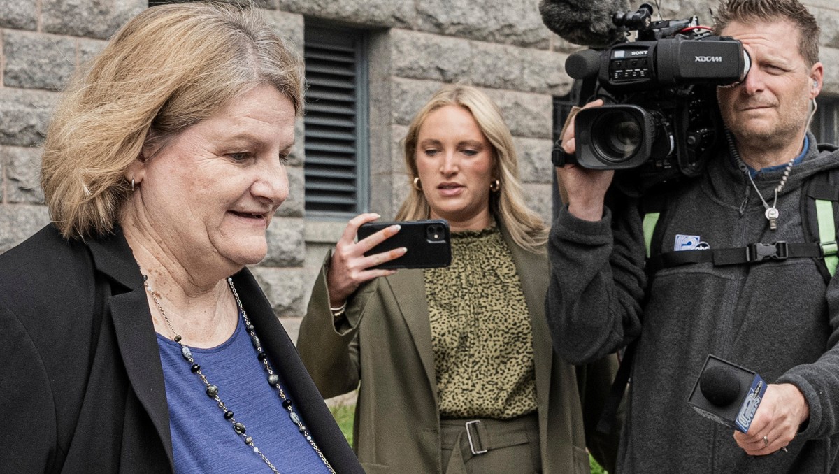 La jueza de circuito del condado de Milwaukee, Hannah Dugan, sale del tribunal federal después de una audiencia en Milwaukee. | AP
