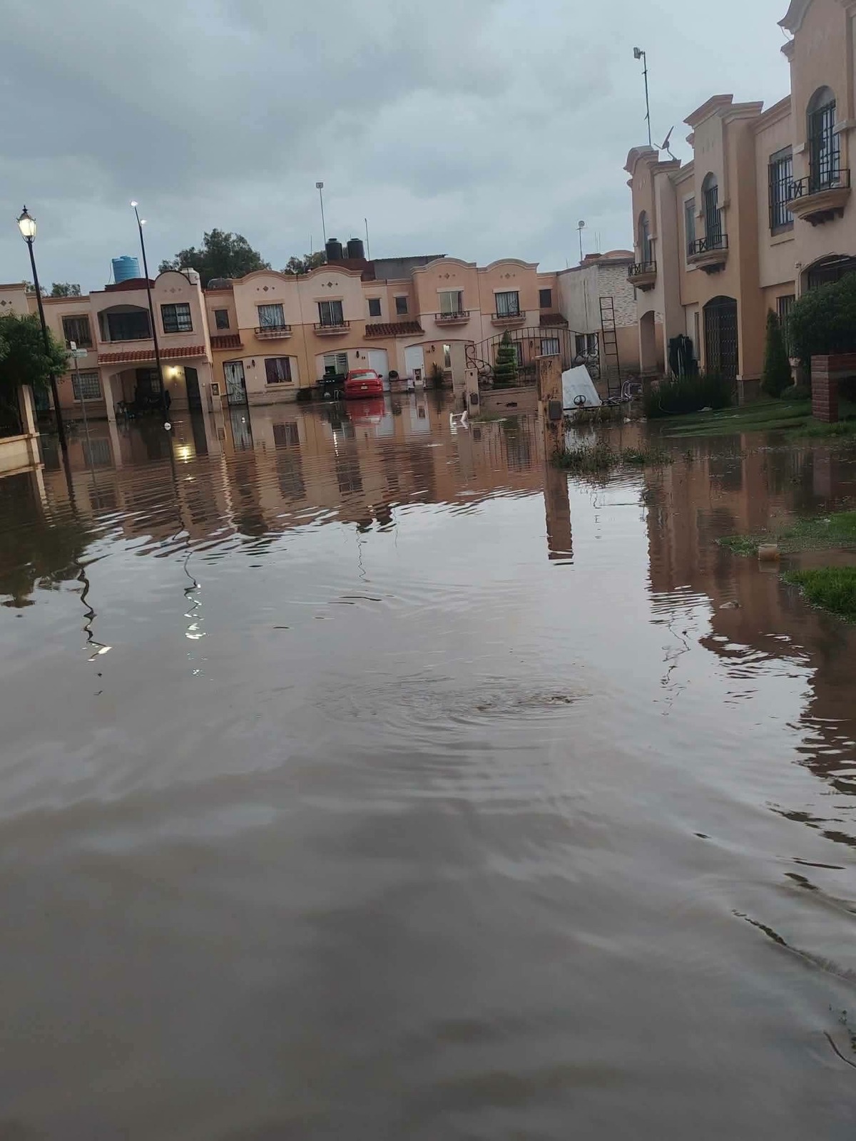 Lluvias provocan inundaciones en fraccionamiento de Tizayuca, Hidalgo. (Cortesía)