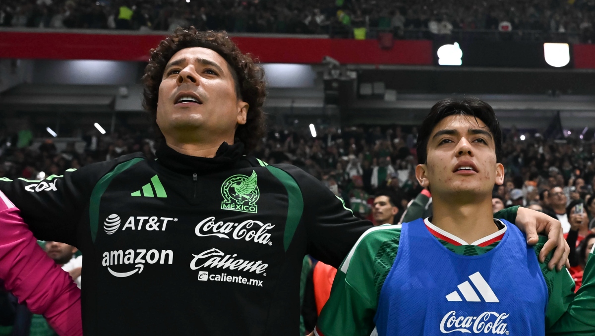 Ochoa felicita a Gilberto Mora por graduarse de la preparatoria (Imago7)