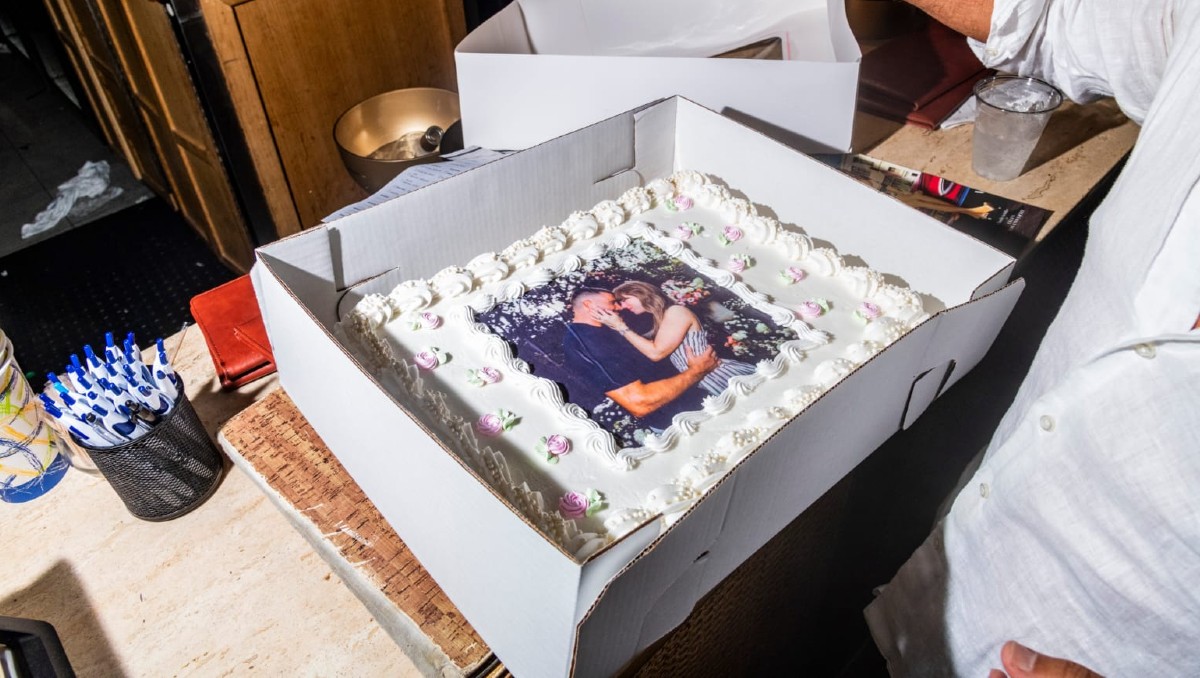 Un pastel con la imagen de Swift y Kelce para celebrar su boda en un restaurante y bar de Southampton | Foto: The New York Times
