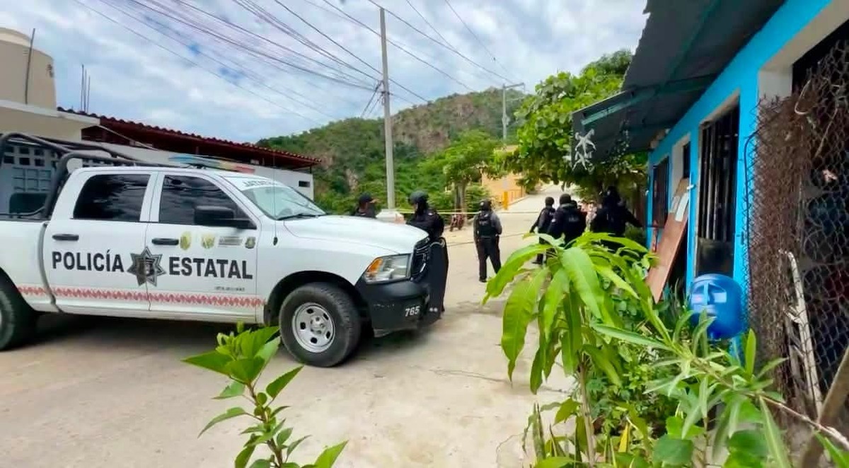 Policías estatales resguardan la zona donde ocurrió uno de los homicidios en Acapulco. |Foto: Javier Trujillo
