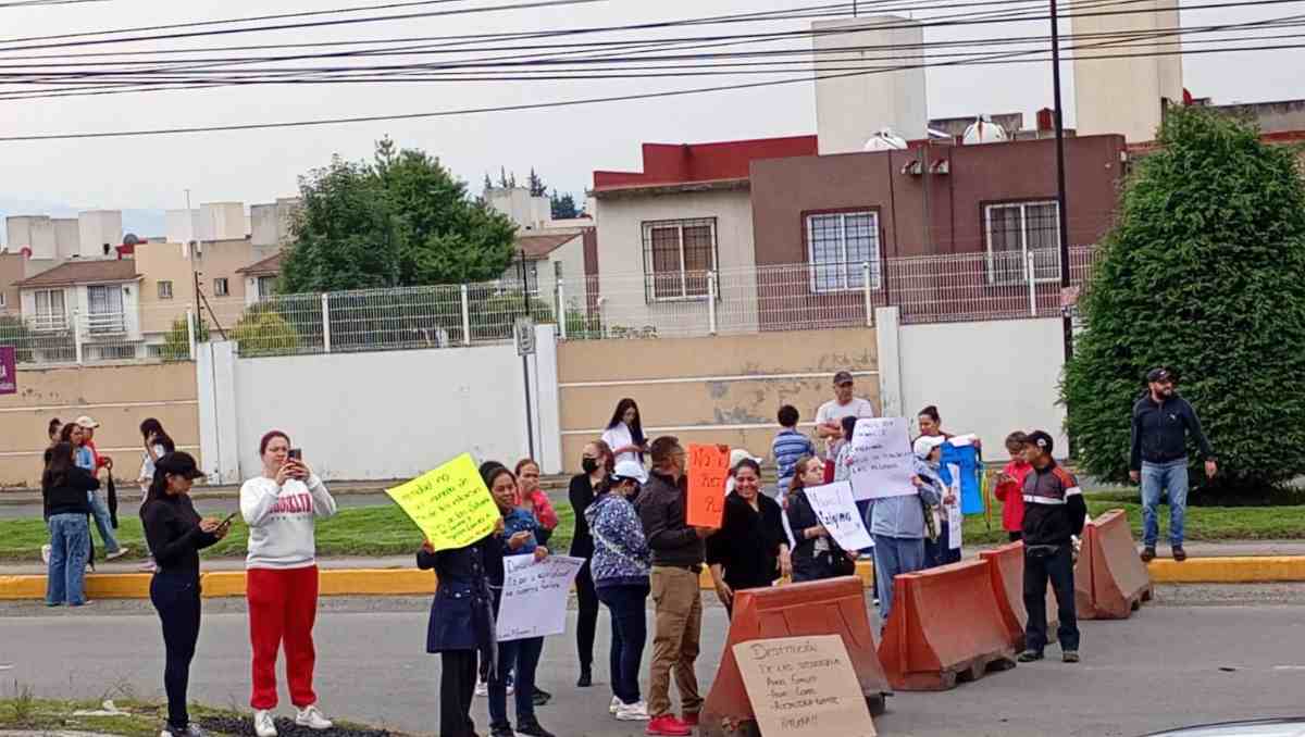 La protesta de vecinos del fraccionamiento Misiones 1 mantiene cerrada la carretera Toluca-Naucalpan. | Foto: Especial (Gustavo Peña)