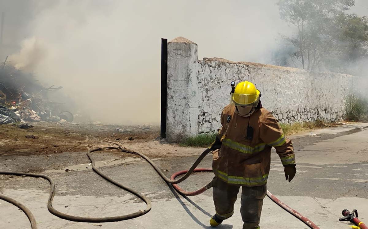 Se reactiva incendio en Centro de Transferencia de Torreón. | Foto: Eunice Muñoz