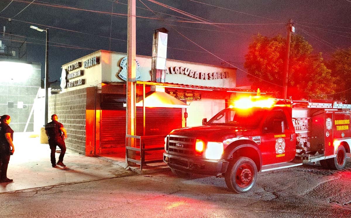 Ante el riesgo, los bomberos tuvieron que ingresar al local. | Foto: Alejandro Escobedo