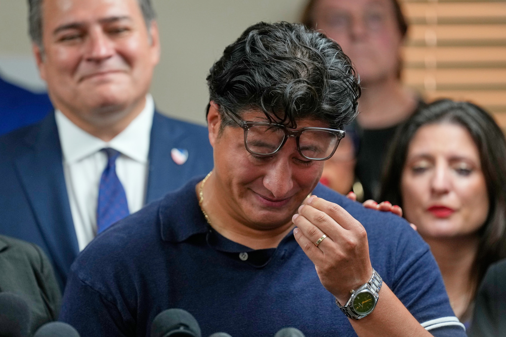 Ronaldo, hijo de Lorenzo Salgado, exigió justicia por el asesinato de su padre a manos del ICE. | Foto: AP