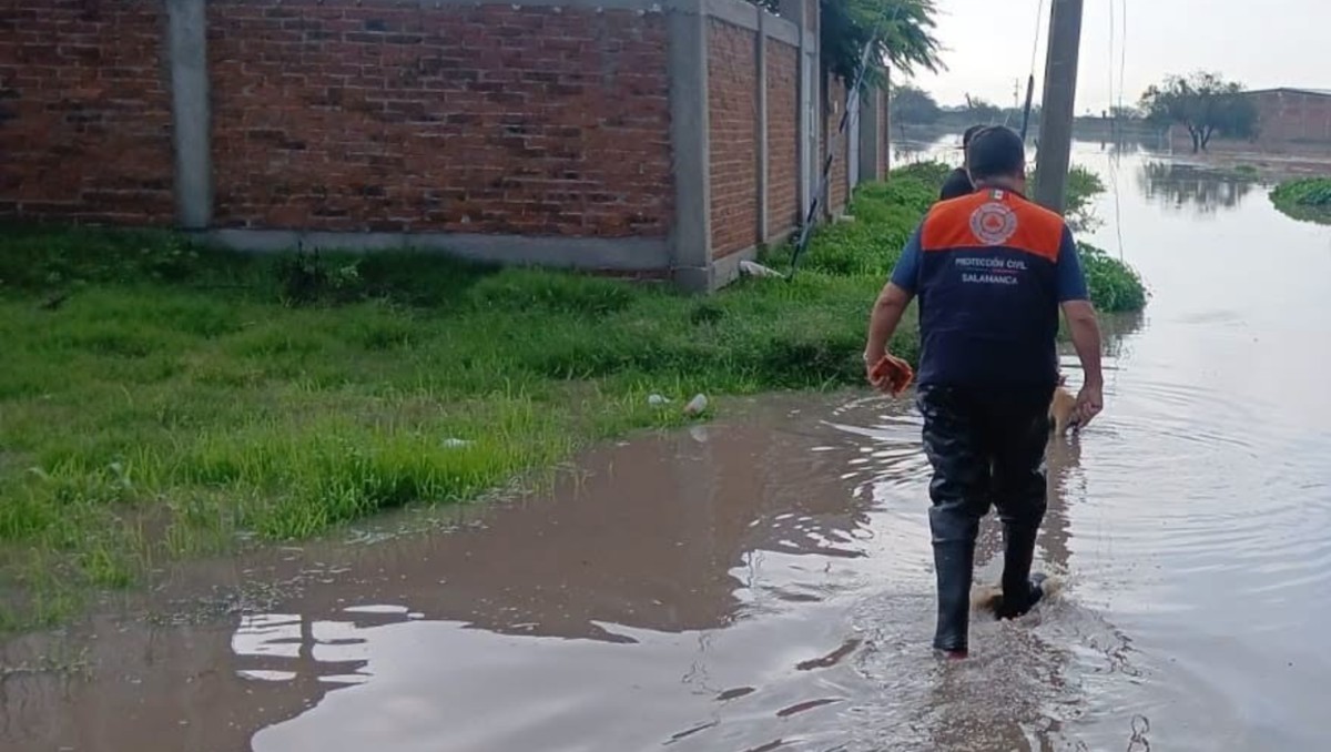 El agua alcanzó aproximadamente un metro de altura e inundó viviendas ubicadas sobre la calle Privada Francisco Villa. | Redes Sociales