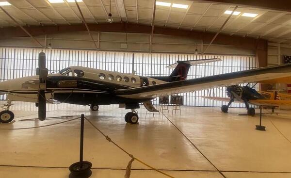 La aeronave permaneció bajo custodia federal antes de ser entregada en préstamo para su exhibición pública.