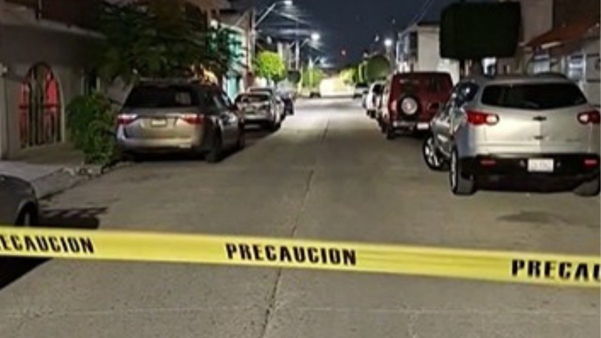 Tras el ataque, autoridades localizaron abandonado un Nissan color gris en una colonia cercana. | Redes Sociales