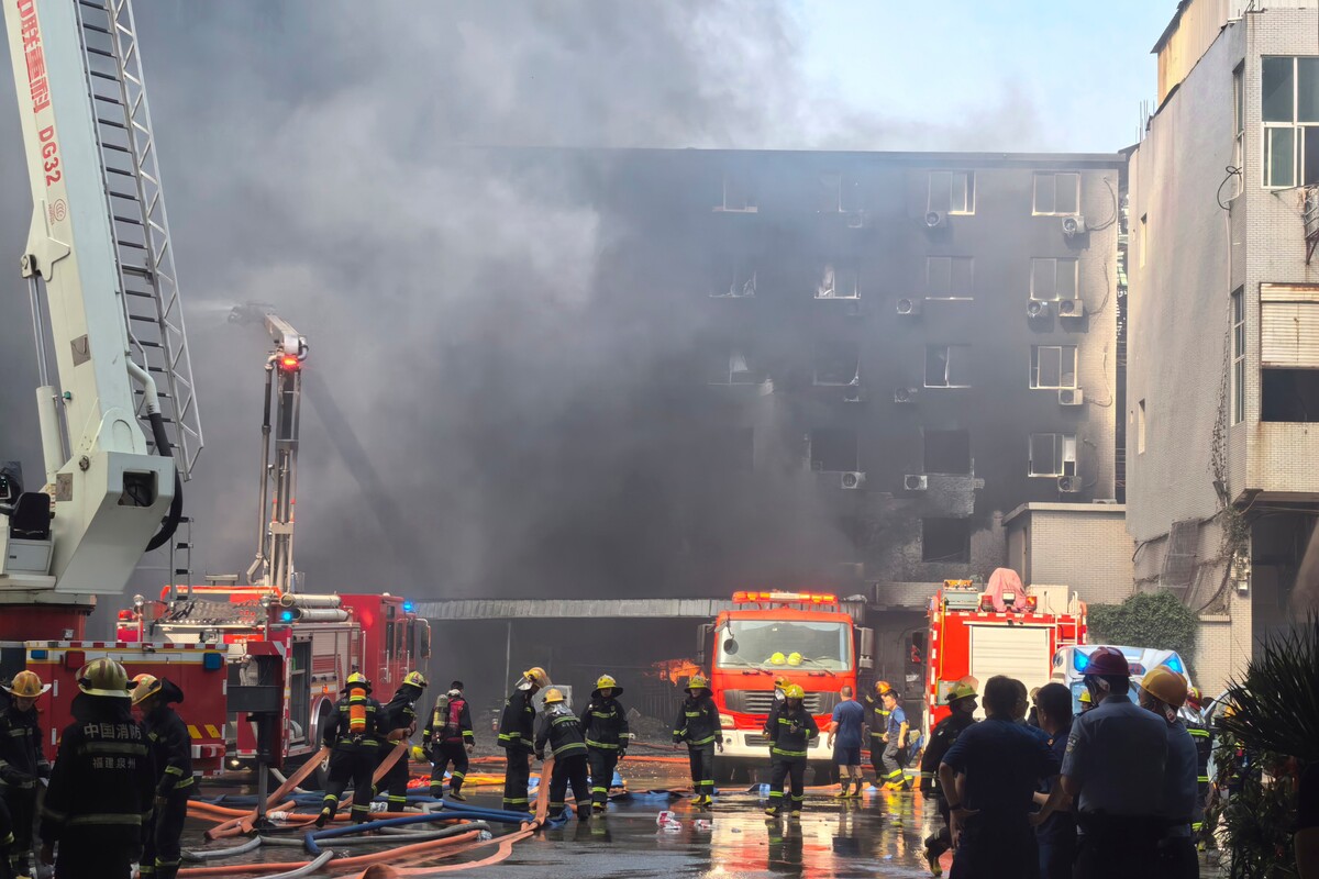 Bomberos apagan fuego en fábrica |Foto: AP