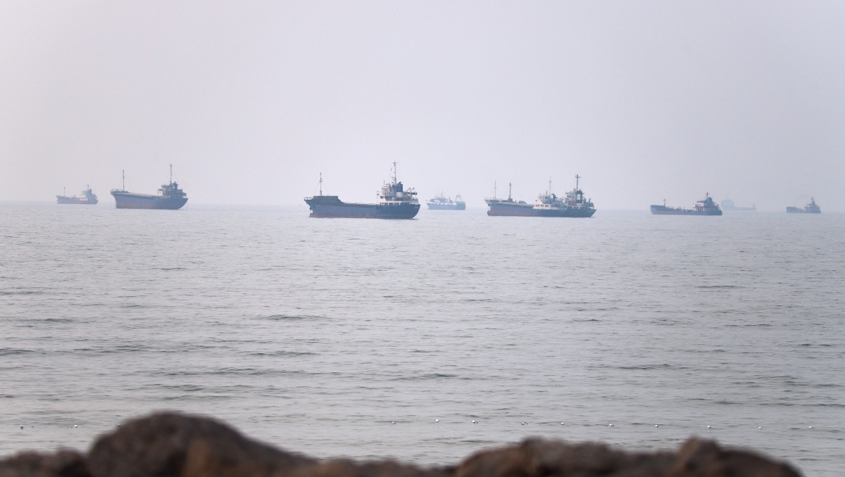 Buques comerciales, vistos en el estrecho de Ormuz desde la costa de Bandar Abbas, Irán.| AP