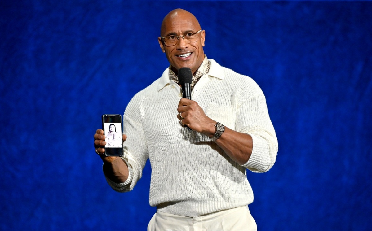 Dwayne Johnson presume una fotografía de su abuelo, Peter Maivia.