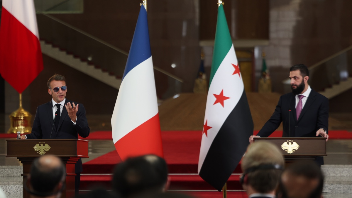 Emmanuel Macron habla durante una conferencia de prensa conjunta con el presidente sirio Ahmad al-Sharaa en Damasco. | AP
