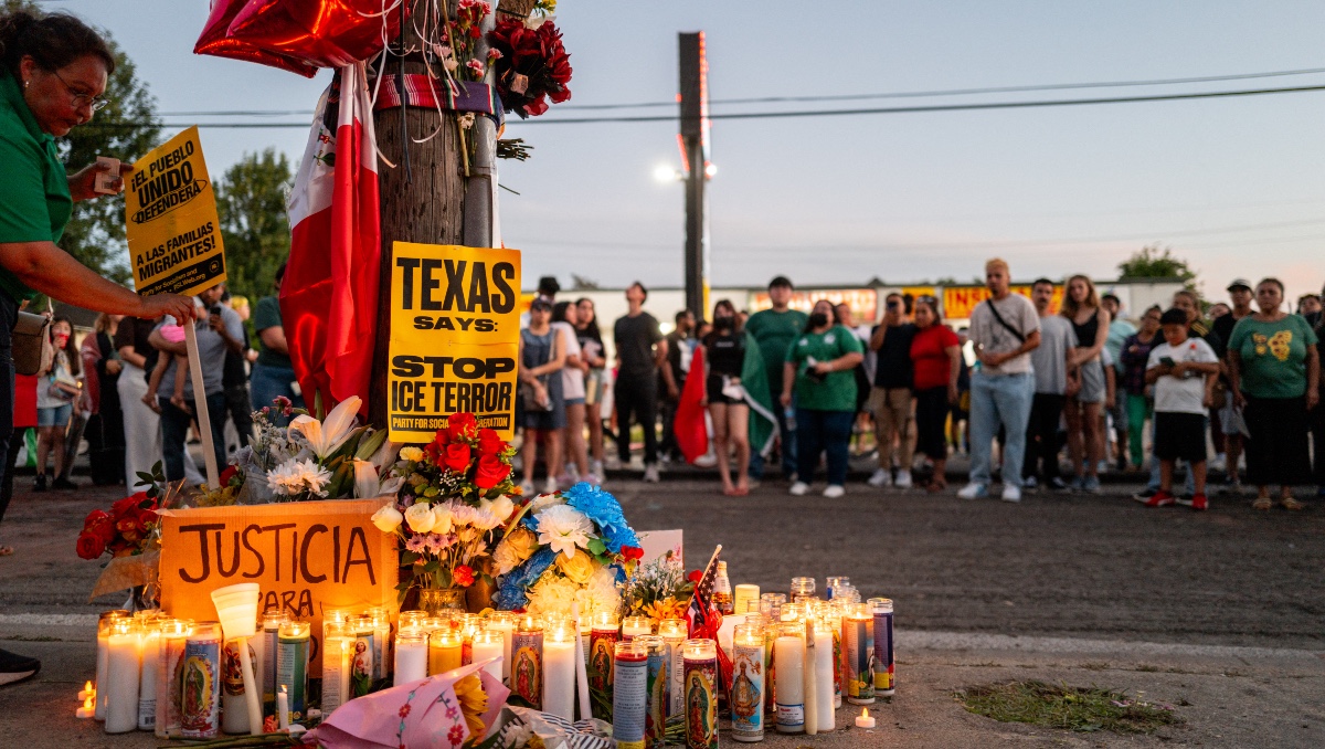 Familiares del migrante mexicano Lorenzo Salgado Araujo lloran ante un memorial improvisado durante una vigilia con velas. | AFP