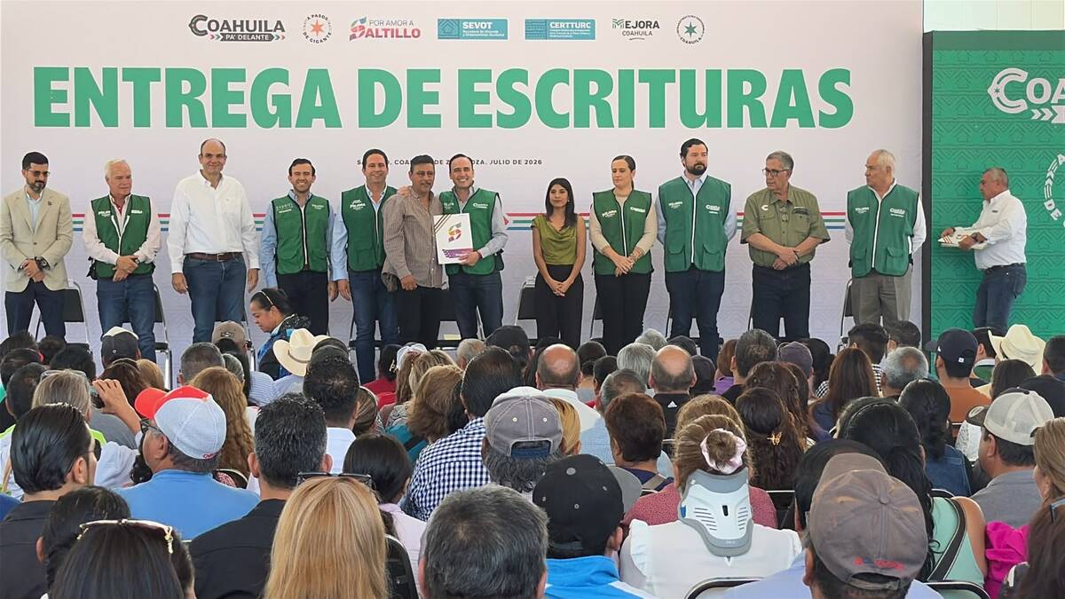El gobernador Manolo Jiménez Salinas y el alcalde Javier Díaz González encabezaron la entrega de 500 escrituras.| Iván Sánchez.
