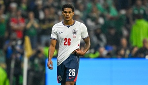 Jarell Quansah, jugador de la Selección de Inglaterra, fue suspendido dos partidos por su expulsión en el partido contra México tras una falta sobre Gallardo.