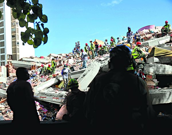 Labores de salvamento por terremotos del 24 de junio. ESPECIAL