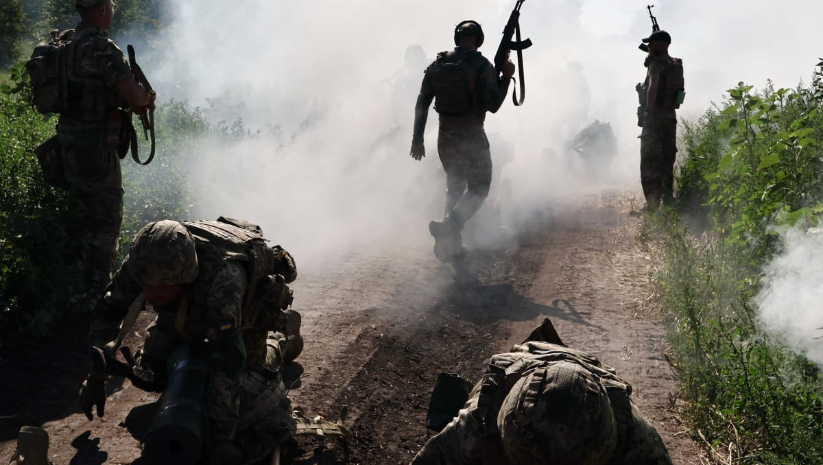 Militares en un entrenamiento militar en un lugar no revelado, en el contexto de la invasión rusa de Ucrania. | AFP