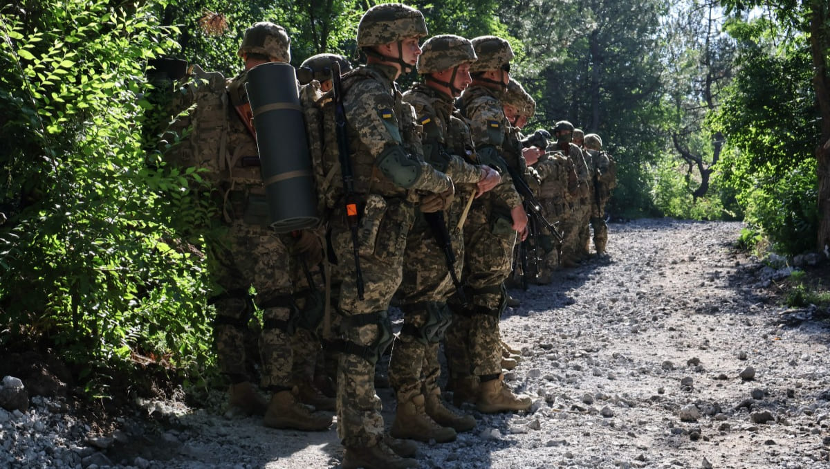Militares en un entrenamiento militar en un lugar no revelado, en el contexto de la invasión rusa de Ucrania. | AFP