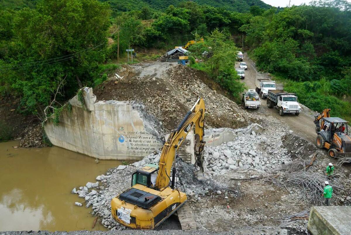 Supervisan trabajos de reconstrucción de punte Garcés . (Cortesía)