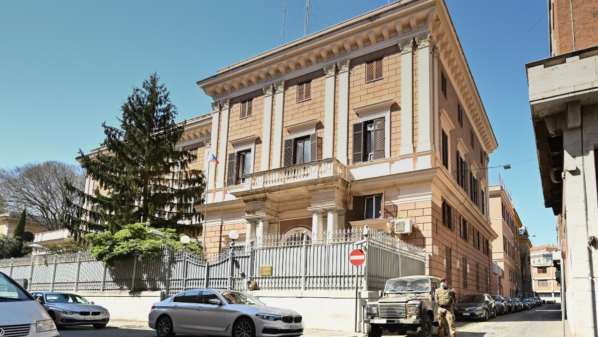 Unidades militares italianas patrullan frente a la Embajada de Rusia en el centro de Roma. | AFP