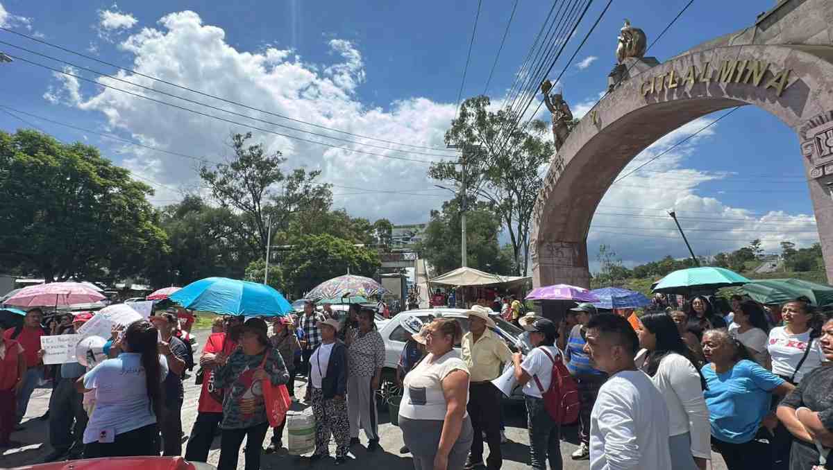 Vecinos de cinco colonias cerraron la carretera México-Puebla para demandar el restablecimiento del servicio de agua. | Foto: Especial
