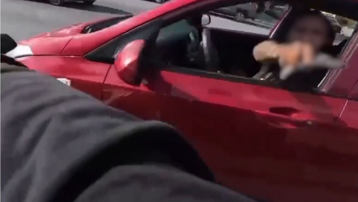La agresión fue captada por la cámara integrada al casco del motociclista. | Especial