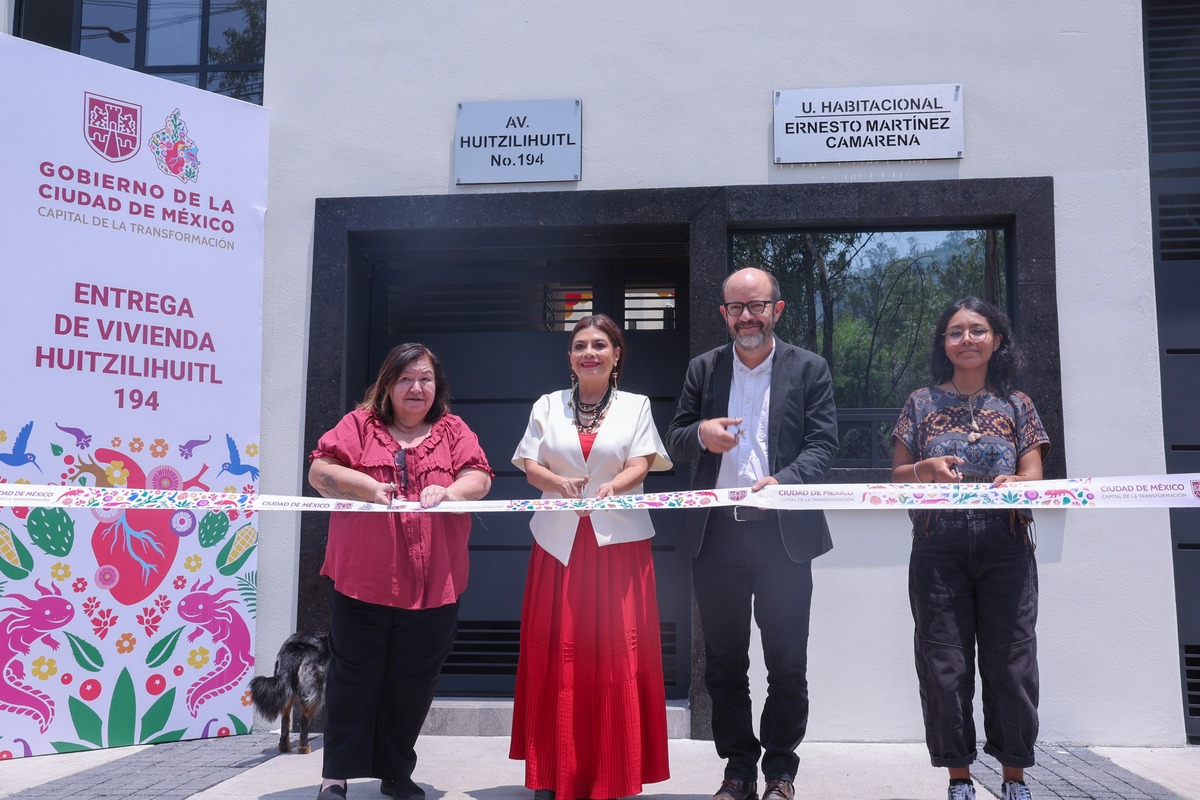 Brugada entregó viviendas a 106 familias en la colonia Santa Isabel Tola. (Foto: especial)