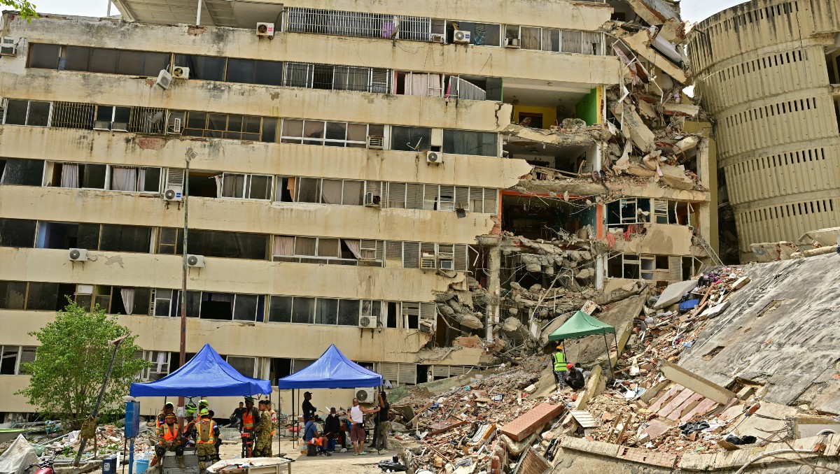 Equipos de rescate y familiares de personas desaparecidas buscan cuerpos en La Guaira | Foto: AFP