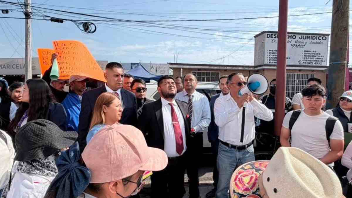 Un grupo de maestros se manifestó afuera de los Juzgados de Control y Juicio Oral. | Foto: Especial