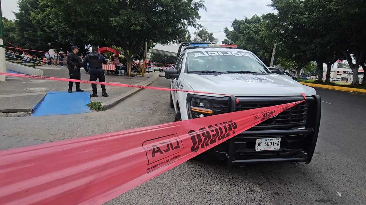 El hombre quedó tendido afuera de la clínica ubicada en la colonia El Álamo. (Juan Carlos Munguía)