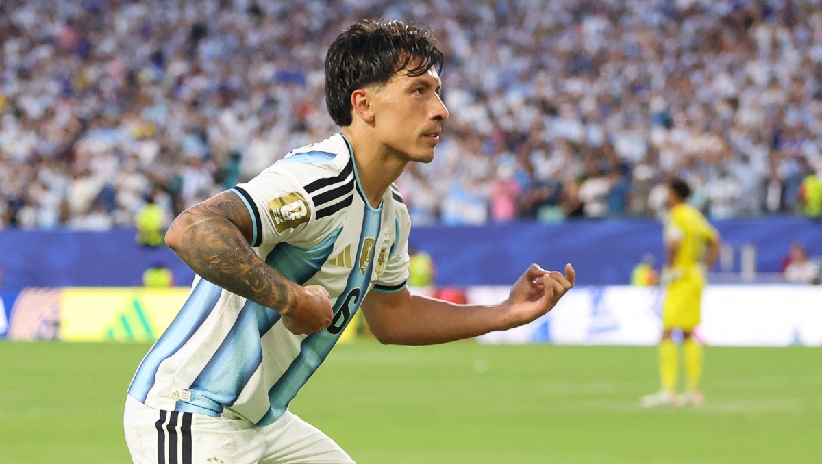 Lisandro Martínez dice que es 'una locura' pensar que el arbitraje favoreció a Argentina ante Egipto (AFP)