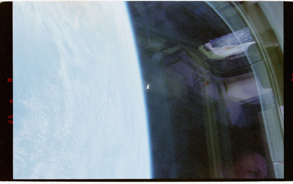 Objeto no identificado en órbita terrestre en la misión STS-80 del transbordador espacial Columbia. | Especial