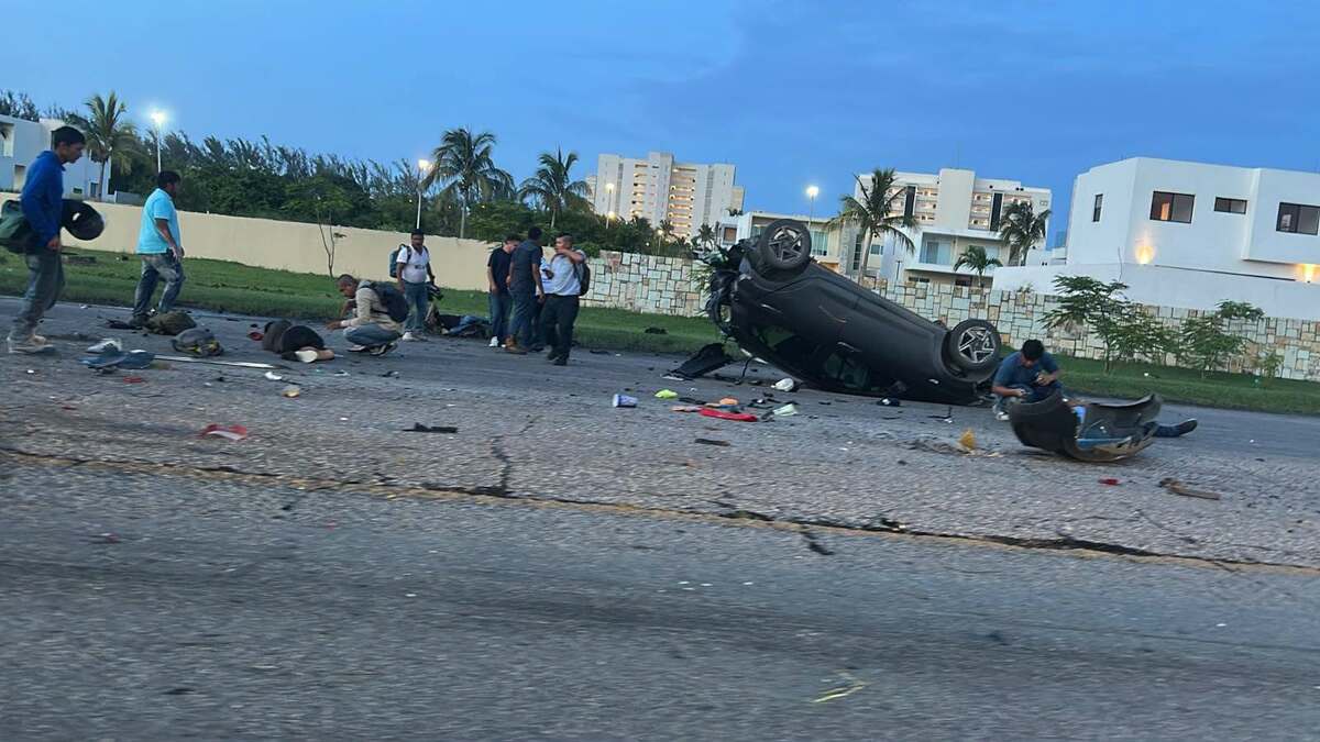 Paramédicos y cuerpos de emergencia atendieron a los lesionados tras el choque y volcadura | Foto: Redes Sociales
