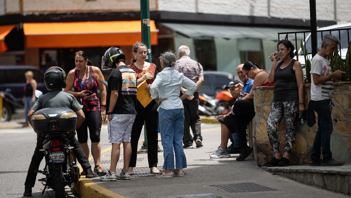 Las personas evacuaron sus hogares. | Foto: Agencia EFE.