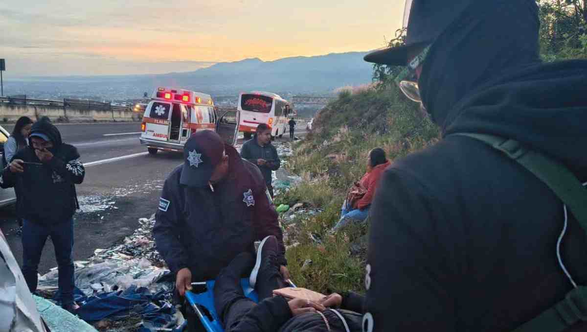 Al menos 12 personas resultaron heridas tras una carambola en la carretera México-Cuautla, en Tlalmanalco. | Foto: Especial (Policía Tlalmanalco)