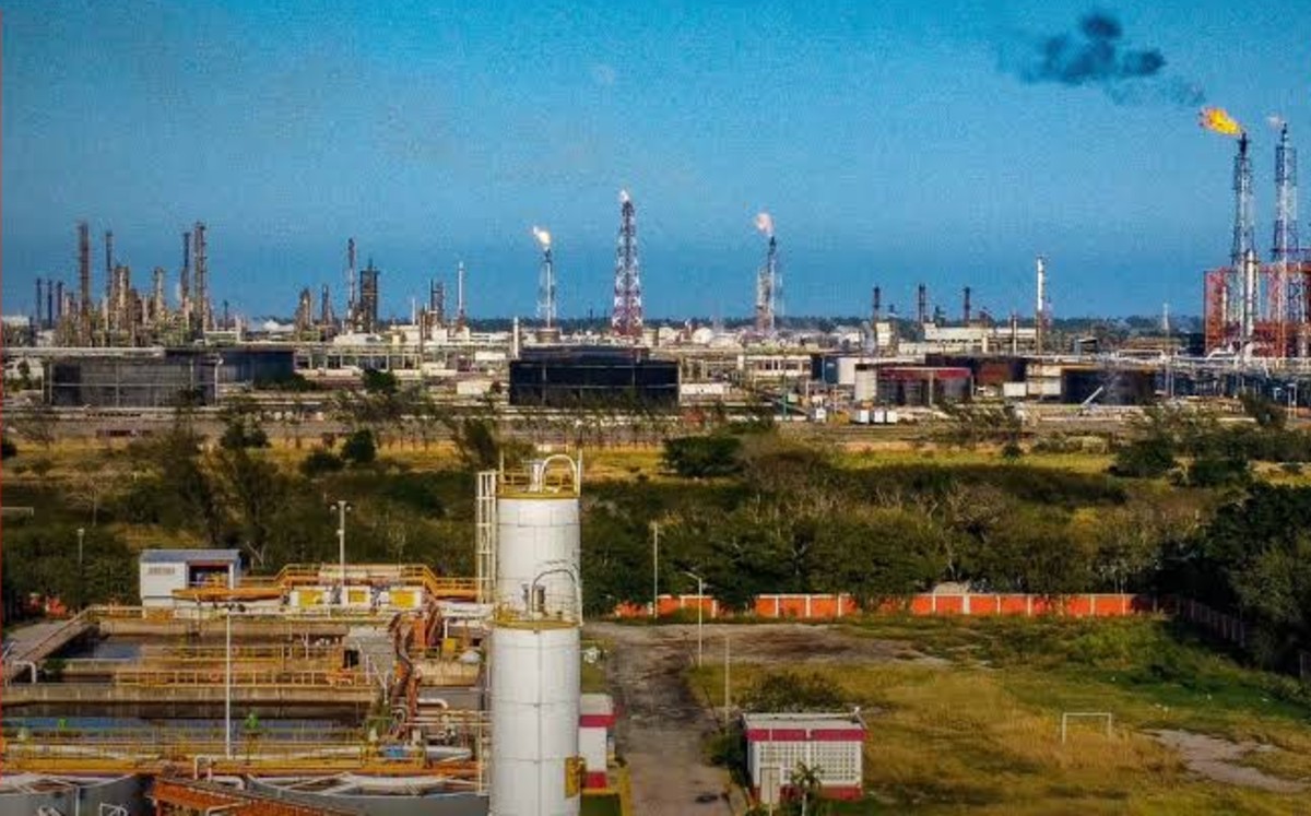 Rayo cae en Refinería de Madero y provoca conato de incendio. |Freepik