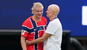 Ståle Solbakken aseguró que el duelo entre Noruega e Inglaterra no solo es Haaland contra Kane, sino que hay más herramientas para hacer daño al rival.