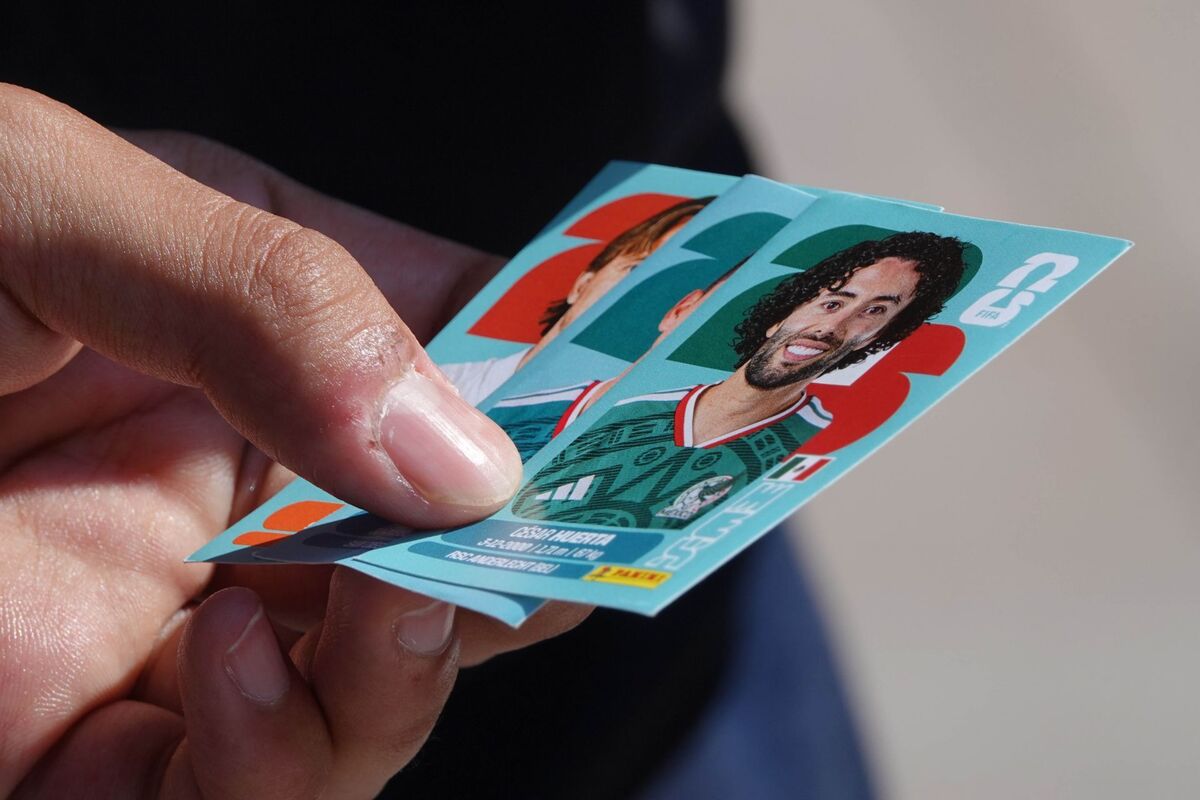 Fanáticos intercambian estampas del álbum mundialista en CdMx. | Foto: Cuartoscuro / Rogelio Morales