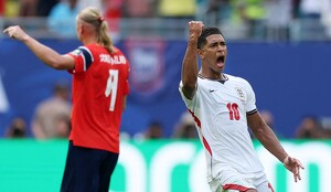 Jugadores de Noruega reclamaron al árbitro porque el balón habría golpeado el cable de la cámara de transmisión, previo al gol de Inglaterra.