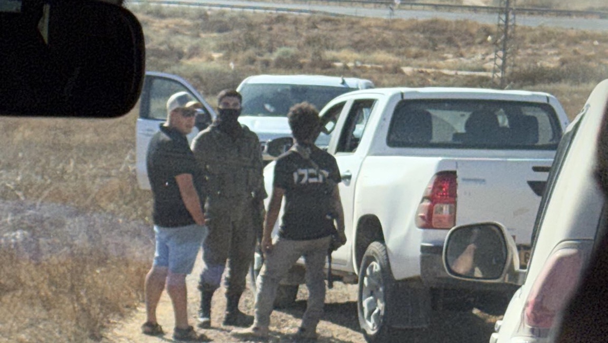 Hombres armados bloquean el camino e impiden el paso a vehículos en los que iban el representante estadounidense Ro Khanna y su delegación. | AP