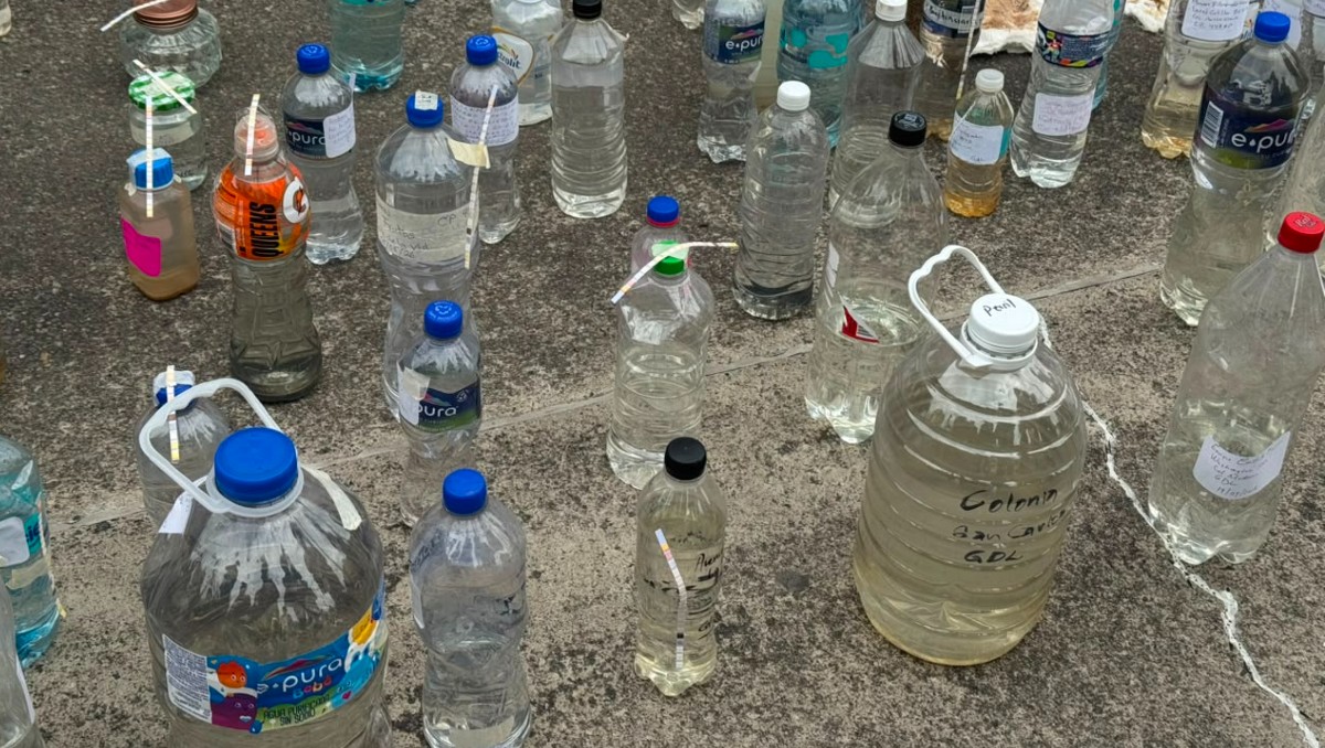 Muestras de agua sucia en diferentes colonias de Guadalajara (Alan Castellanos)