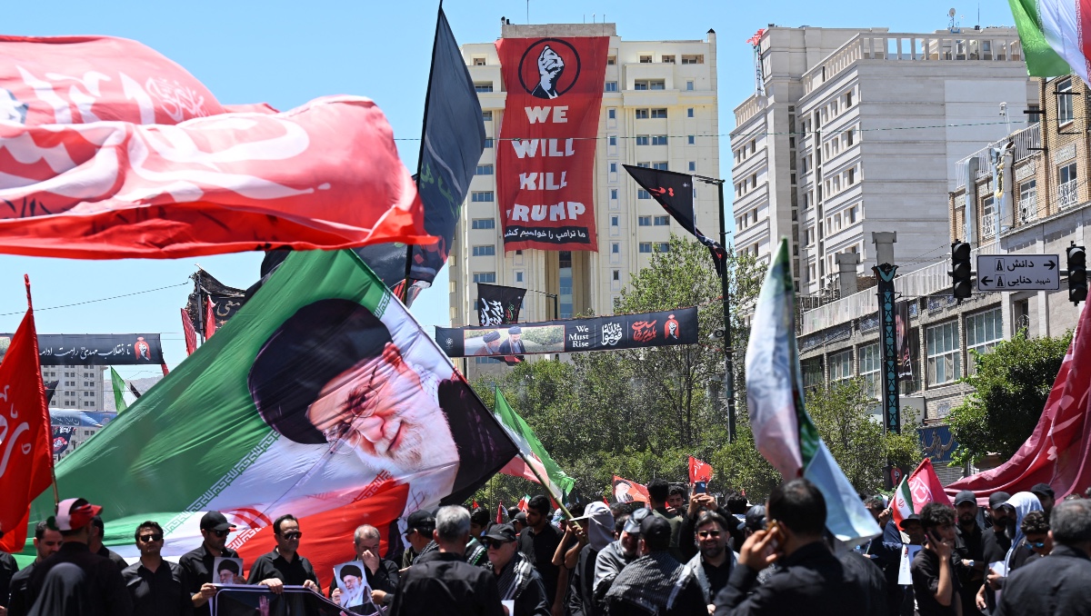 Multitudes de dolientes se reúnen en una calle antes del cortejo fúnebre del fallecido líder supremo de Irán, Ali Jamenei. | AFP