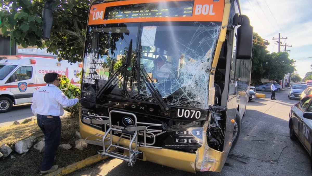 Paramédicos de Bomberos Municipales y Conurbados atendieron y trasladaron a los lesionados a hospitales. | Foto: Especial