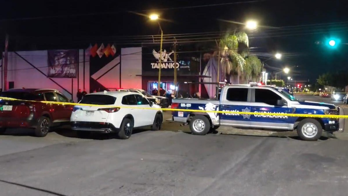 Tras riña, policías llegaron al centro nocturno de la colonia La Penal en Guadalajara (Roberto Hurtado)
